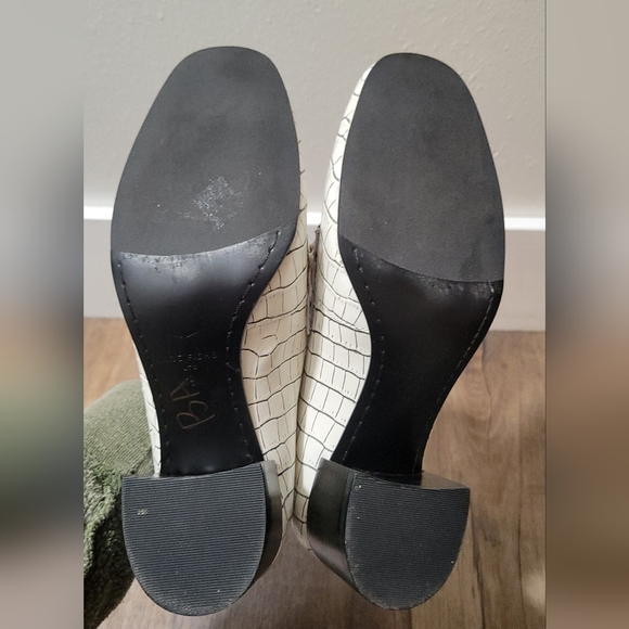 Marc Fisher White Croc-Embossed Loafers, Sz 6.5 - Picture 6 of 6